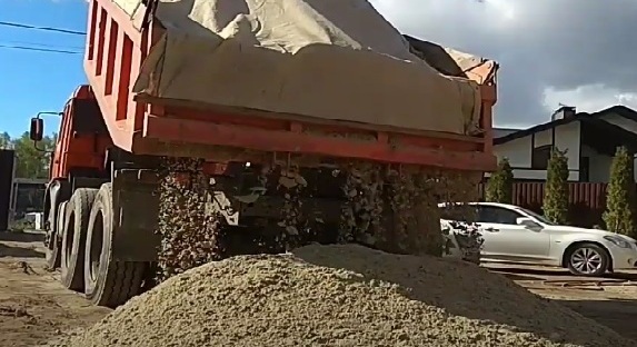 Камаз песка в Рузе