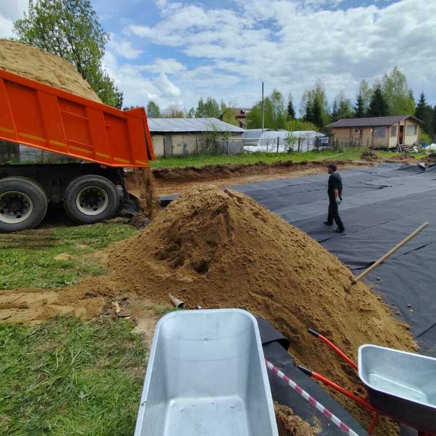 Выгрузка камаза песка в котлован